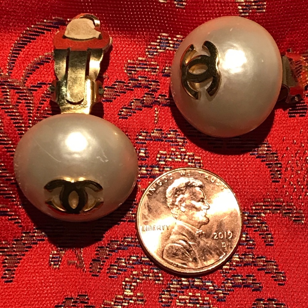 1980s CHANEL PEARL EARRINGS CLIP ON GOLD CC LOGOS - Picture 6 of 7